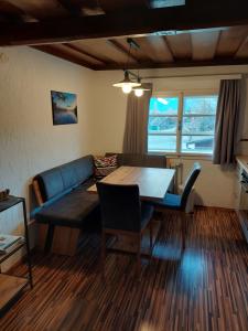 ein Wohnzimmer mit einem Tisch und einem blauen Sofa in der Unterkunft Ferienwohnung Pucher - Altaussee in Altaussee
