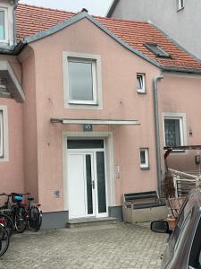 une maison avec des vélos garés devant elle dans l'établissement StayEasy Apartments Graz A6, à Graz