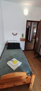 Un dormitorio con una cama con una toalla. en Apartments Berny en Sveti Vid-Miholjice
