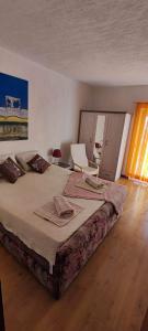 sypialnia z dużym łóżkiem w pokoju w obiekcie Apartments Berny w mieście Sveti Vid-Miholjice