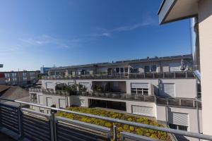 einen Balkon mit Blick auf ein Gebäude in der Unterkunft Boardinghouse HOME - adults only - in Konstanz