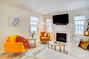 uma sala de estar com mobiliário amarelo e uma lareira em Charming Minneapolis Home Less Than 1 Mi to Lakes! em Minneapolis