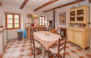 cocina con mesa y sillas en una habitación en Pet Friendly Home In Castel Vittorio With Kitchen, en Castel Vittorio