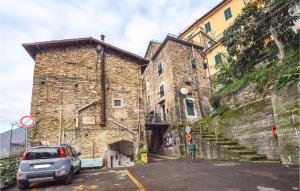 un coche aparcado frente a un gran edificio de piedra en Pet Friendly Home In Castel Vittorio With Kitchen, en Castel Vittorio