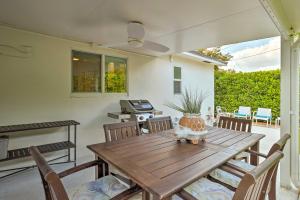 Posezení v ubytování Juno Beach House with Private Pool Walk to Beach!