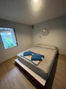 Un dormitorio con una cama con almohadas azules. en Pyramid Bangalow en Ban Laem Sai