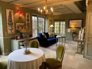 a living room with a table and a couch at Le Manoir de Maucartier in Monnaie