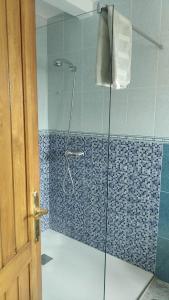 La salle de bains est pourvue d'une douche avec une porte en verre. dans l'établissement B&B Casa Sarandy, à Almogía