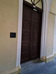 una grande porta marrone in un edificio con scala di Fantastic - C19 Room A a Varsavia