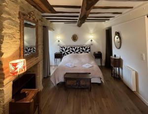 a bedroom with a large bed and a mirror at HENRI& HENRIETTE le studiolo d'HENRI in Vannes