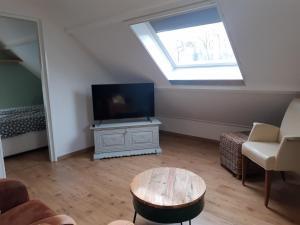 TV a/nebo společenská místnost v ubytování Studio 88 Bed by the Sea