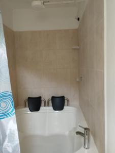 dos tazas negras sentadas encima de una bañera en Casa Hotel Castellón en Hispania