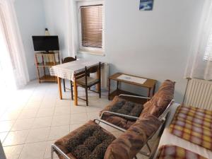 TV a/nebo společenská místnost v ubytování Akácfa Hortenzia Apartman