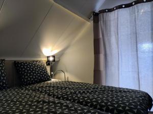 Postel nebo postele na pokoji v ubytování Studio 88 Bed by the Sea