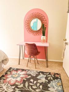 フォンタナにあるStylish 2 bedroom near Ontario Airportの鏡付き化粧台、椅子