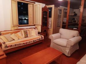 A seating area at Harbour View Apartment