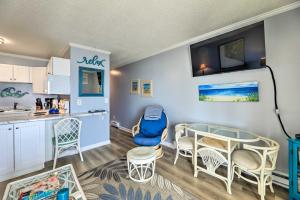 uma cozinha e sala de jantar com mesa e cadeiras em Oceanfront North Topsail Beach Rental with Deck em North Topsail Beach
