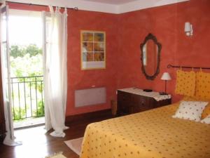 sypialnia z łóżkiem i lustrem na ścianie w obiekcie Charming Provençal farmhouse with pool w mieście Mérindol +17 zdjęć