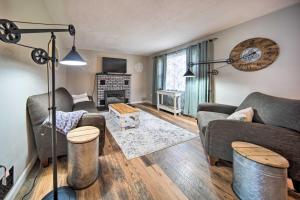 Χώρος καθιστικού στο Meadville Home Private Yard and Fishing Nearby