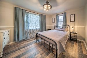 Ένα ή περισσότερα κρεβάτια σε δωμάτιο στο Meadville Home Private Yard and Fishing Nearby