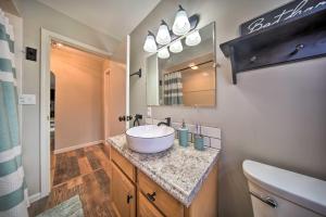 Ένα μπάνιο στο Meadville Home Private Yard and Fishing Nearby +17 φωτογραφίες