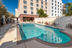 a large swimming pool in front of a building at Courtyard Phoenix Chandler/Fashion Center in Chandler