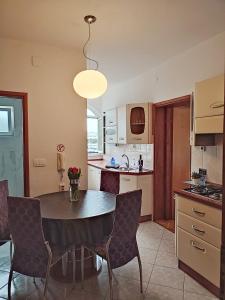 uma cozinha e sala de jantar com mesa e cadeiras em Apartment Dario em Zadar