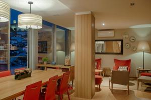 ein Esszimmer und ein Wohnzimmer mit einem Tisch und Stühlen in der Unterkunft Hotel Oslo in Coimbra