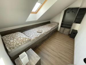 una piccola stanza con un letto e un tavolo di Ubytování u Šťastných - Starovice a Starovice