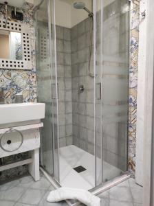 a shower with a glass door in a bathroom at Al Settimo porta marina in Siracusa