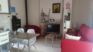 sala de estar con sofá rojo y mesa en apartemento rural, en Lumpiaque