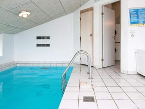 uma piscina com água azul num quarto em 10 person holiday home in Ebeltoft em Ebeltoft