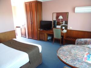 En eller flere senger på et rom på Clifton Motel & Grittleton Lodge