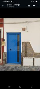 niebieskie drzwi na boku budynku w obiekcie Casa Blu oltremare w mieście SantʼAntìoco