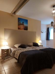 リボーヴィレにあるMirabelle Bed & Breakfastのベッドルーム1室(大型ベッド1台、枕2つ付)