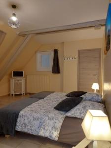 um quarto com uma cama grande e 2 almofadas em Mirabelle Bed & Breakfast em Ribeauvillé
