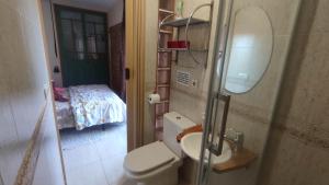 A bathroom at apartemento rural Még 22 kép