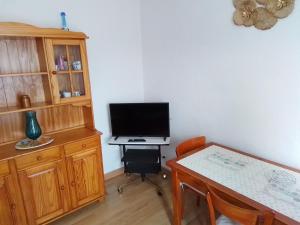 Μια τηλεόραση ή/και κέντρο ψυχαγωγίας στο Appartement 1er étage centre bourg