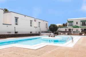 una piscina frente a un edificio en Naia House Lanzarote, en Puerto del Carmen