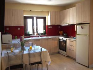 A kitchen or kitchenette at Charming apartment in Halepa!