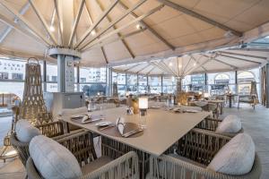 Restauracja lub miejsce do jedzenia w obiekcie Relais & Châteaux Chasa Montana