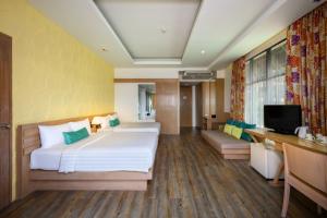 Postel nebo postele na pokoji v ubytování Karon Phunaka Resort + 35 fotografií