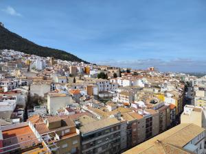 une vue aérienne sur une ville avec des bâtiments dans l'établissement ENTREOLIVOS, à Jaén