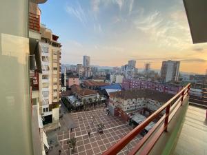 una vista sulla città dal balcone di un edificio di @Bazaar a Tirana