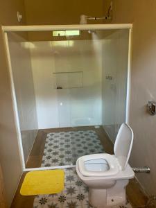 uma casa de banho com um WC e um chuveiro em Pousada Fiori em Nova Friburgo