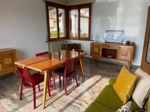 sala de estar con mesa de madera y sillas en Casa Margherita, en Pella