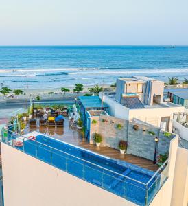 uma vista para a praia a partir da varanda de um resort em Cani Beach House em Da Nang