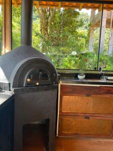 um fogão numa cozinha ao lado de uma janela em Pousada Fiori em Nova Friburgo