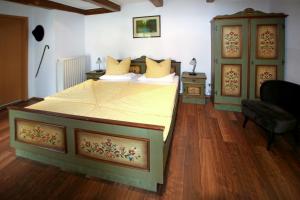 una camera con un grande letto e un comò di Romantik Landhaus & Pension Klaps Liebling a Lübben