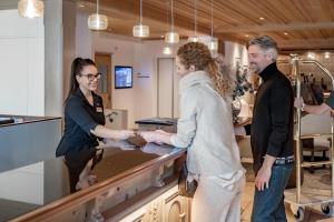 Goście zatrzymujący się w obiekcie Relais & Châteaux Chasa Montana